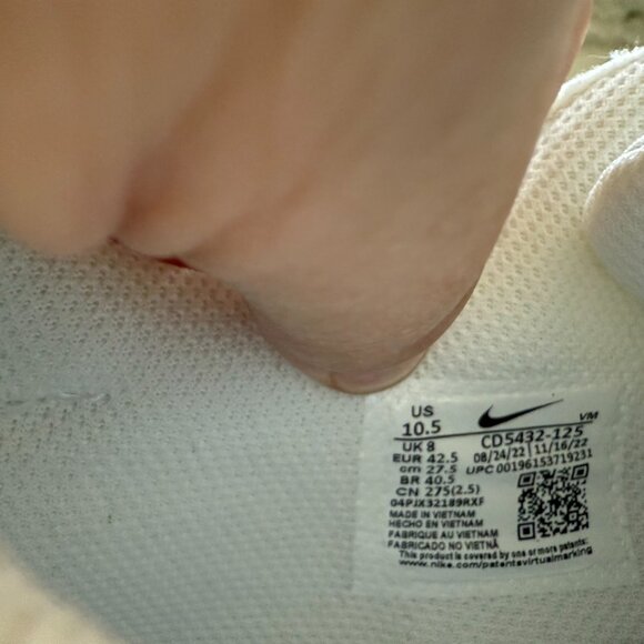 Never worn Women's Nike AirMax running shoes - Picture 3 of 4